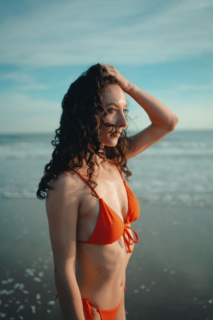 Mujer en bikini junto al agua