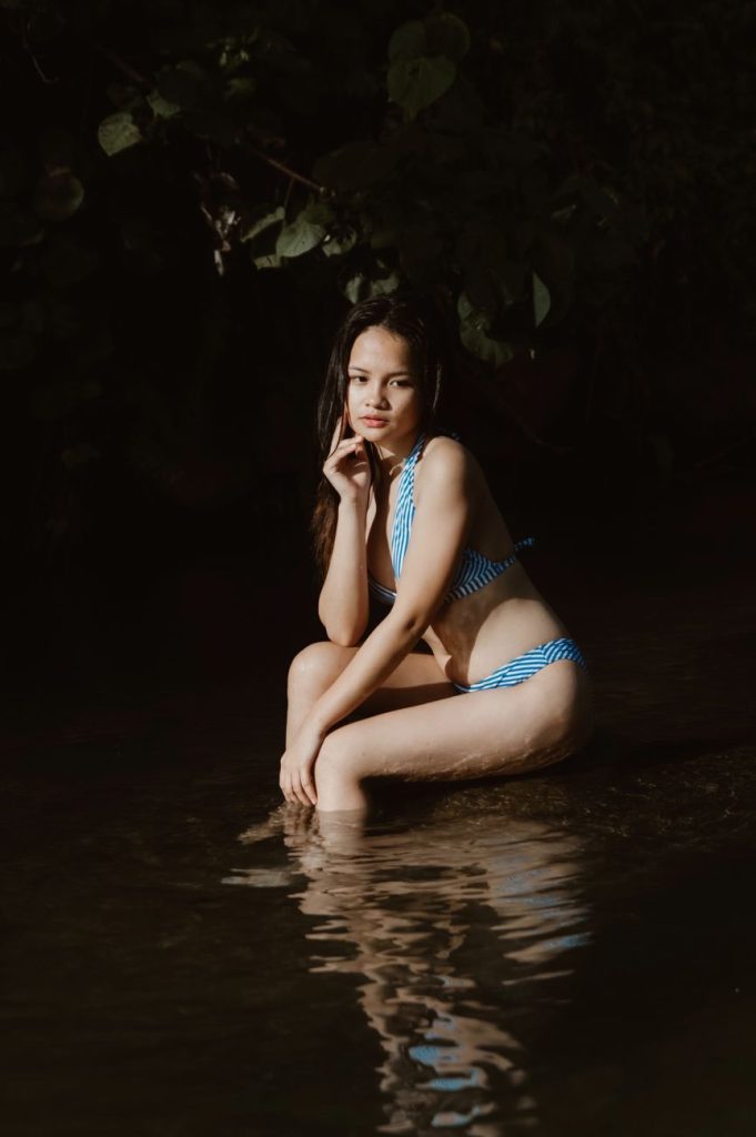 Mujer en bikini junto al agua