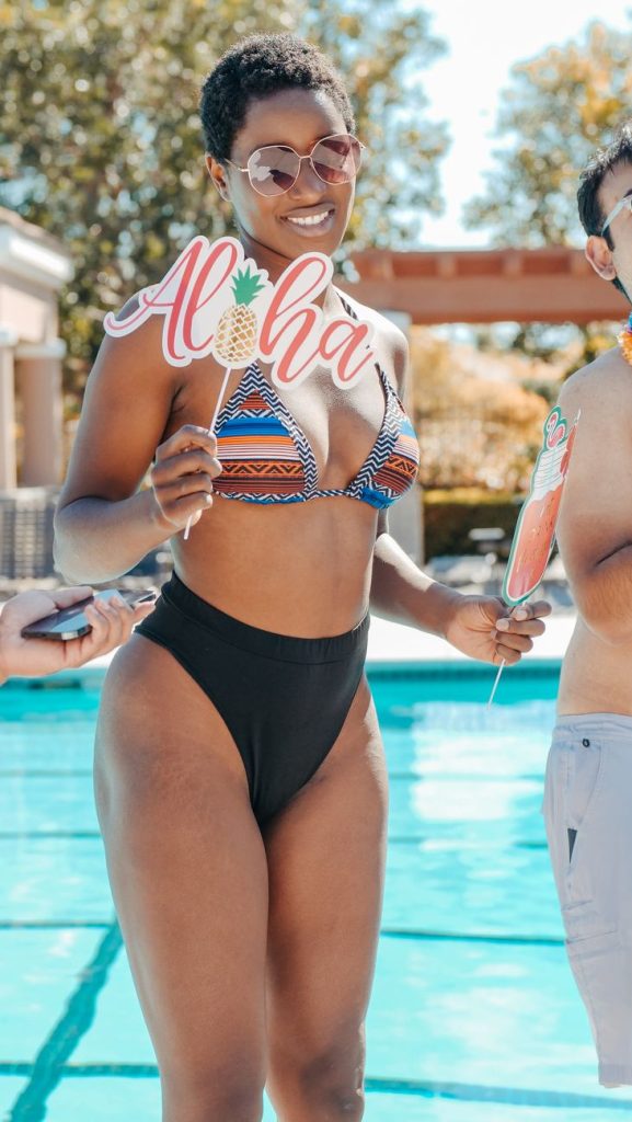 Mujer en bikini junto al agua