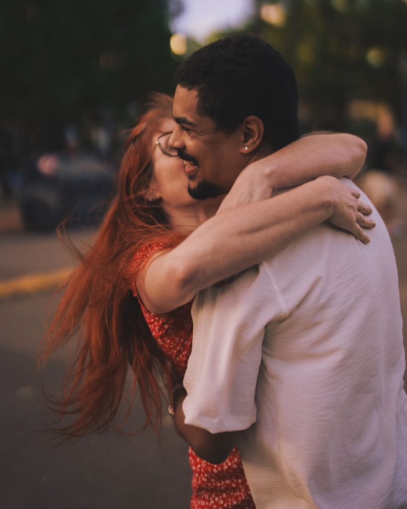 Pareja abrazada