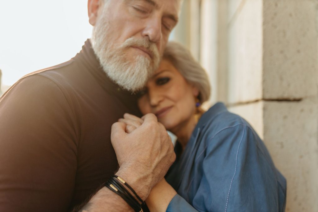 Pareja abrazada