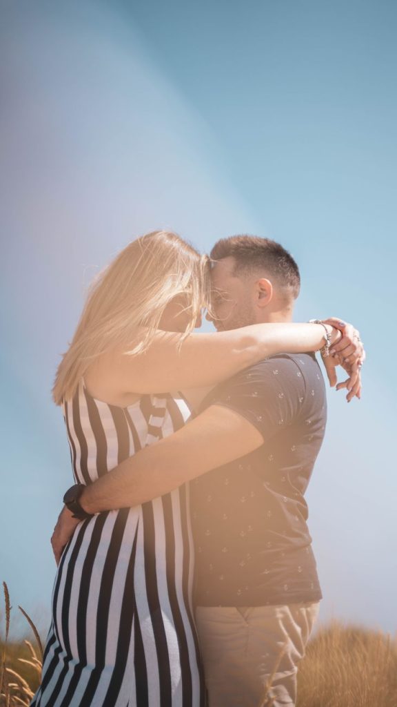 Pareja abrazada